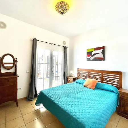Amplia Villa con Wifi y piscina privada, Puerto Calero Villa
