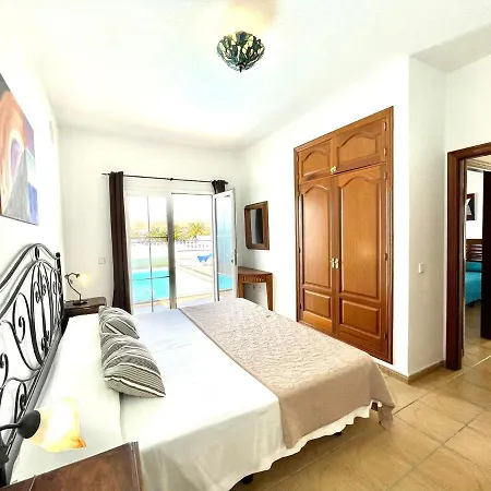 Amplia Villa con Wifi y piscina privada, Puerto Calero Villa