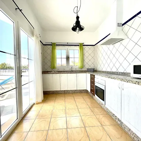 Amplia Villa con Wifi y piscina privada, Puerto Calero Villa