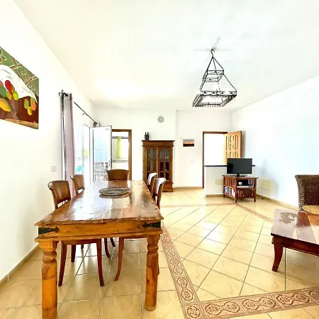 Amplia Villa con Wifi y piscina privada, Puerto Calero Villa